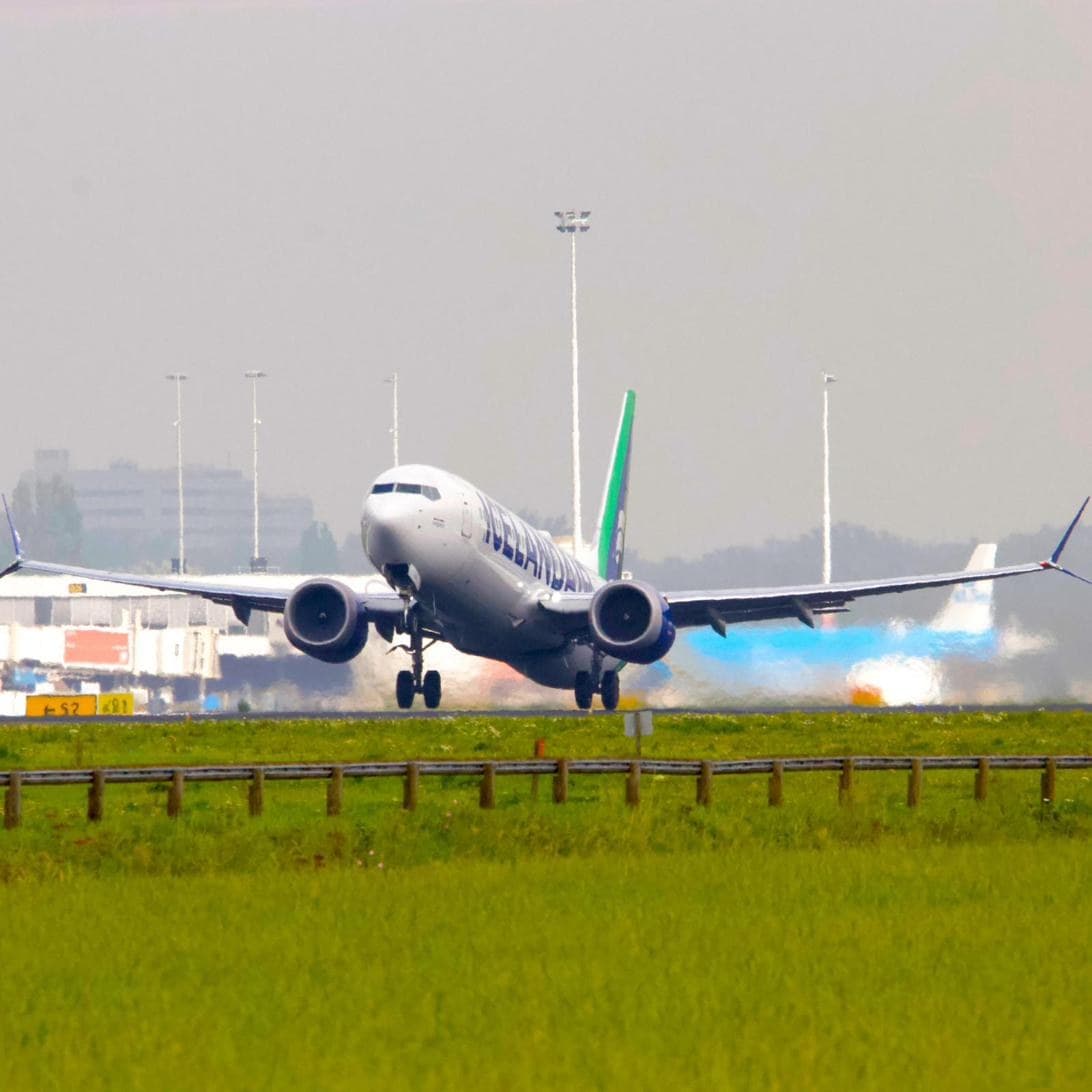 Boeing 737 MAX 8 van Icelandair, gefotografeerd op Schiphol